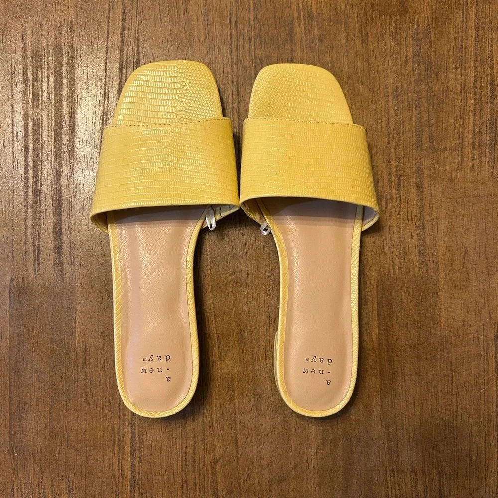 a new day Yellow Snakeskin Slip On Sandals Size 9 NWOT - Picture 1 of 6